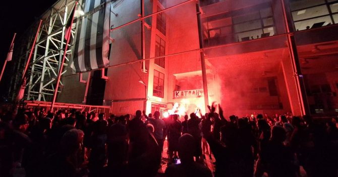 ΠΑΟΚ: Νυχτερινή διαμαρτυρία έξω από την Τούμπα για την πώληση του Κωνσταντέλια