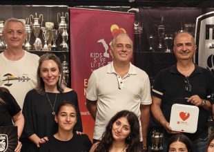 ΠΑΟΚ: Ο Δικέφαλος έκανε δωρεά απινιδωτή στον σύλλογο των Κωνσταντινουπολιτών