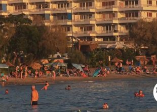 “Βούλιαξαν” οι παραλίες της Αττικής για μια ανάσα από τη ζέστη