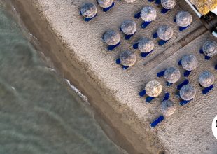 Σαρωτικοί έλεγχοι με drones σε 300 παραλίες – “Βροχή” προστίμων για καταλήψεις αιγιαλού