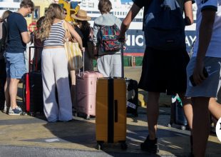 Κορυφώνεται η έξοδος των εκδρομέων από τα λιμάνια της Αττικής