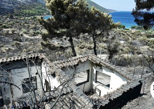 Κρανίου τόπος το Πόρτο Γερμενό από το πέρασμα της φωτιάς