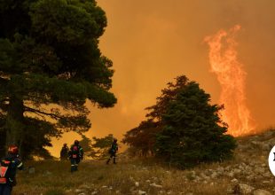 Τέταρτη νύχτα αγωνίας στη Δυτική Αττική – Συνεχής μάχη με τις αναζωπυρώσεις
