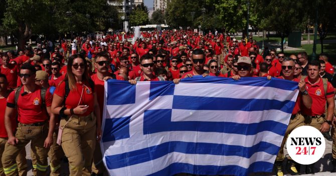 “Όχι άλλη κοροϊδία” – Μαζική διαδήλωση εποχικών πυροσβεστών στο Σύνταγμα