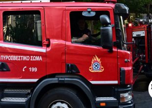 Φωτιά σε κτίριο στην Κουμουνδούρου