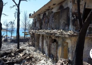 Σαλαμίνα: Aυτοψίες στα καμένα – Σε εξέλιξη οι έρευνες για τα αίτια της φωτιάς