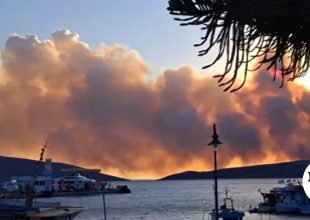 Εκτός ελέγχου η φωτιά στη Σκύρο