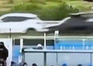 Απίστευτο περιστατικό στην Ουρουγουάη: Η μπάλα κατέληξε στον δρόμο και προκάλεσε τροχαίο