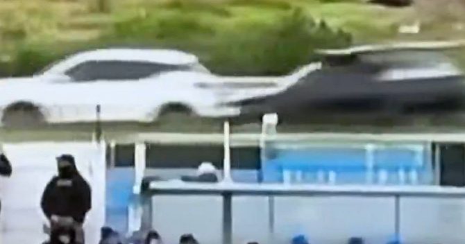 Απίστευτο περιστατικό στην Ουρουγουάη: Η μπάλα κατέληξε στον δρόμο και προκάλεσε τροχαίο