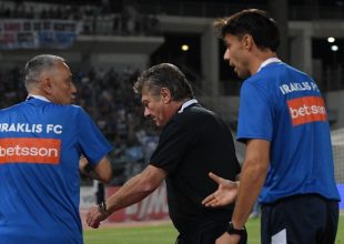 Βόλος – Ηρακλής: O Ματσάρι αποβλήθηκε στο 55′, έδινε οδηγίες από τη φυσούνα και στη συνέχεια είδε το ματς όρθιος στα κάγκελα της κερκίδας