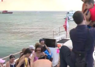 Ανεξέλεγκτη η φωτιά στη Χαλκιδική – Επιχείρηση απεγκλωβισμού από τη θάλασσα