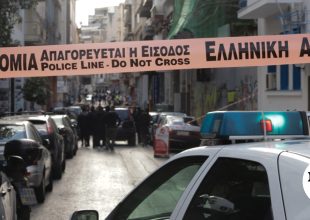 Δικογραφία για απόπειρα ανθρωποκτονίας σε βάρος του 31χρονου που εισέβαλε με μαχαίρι στο ΑΤ Μάνδρας