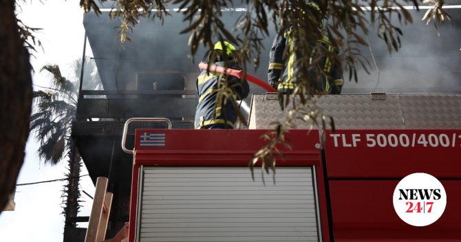 Φωτιά σε υπόγειο διαμέρισμα στο Παγκράτι – Εκκένωση πολυκατοικίας, ακούστηκε ήχος ”έκρηξης”
