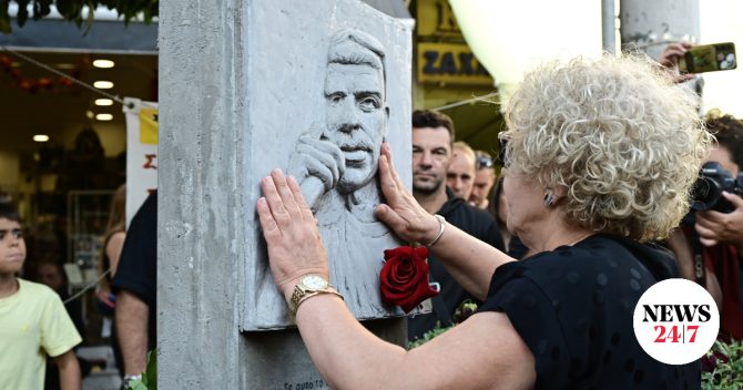 Η Μάγδα Φύσσα στο μνημείο του γιου της στο Κερατσίνι