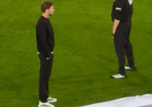 Γερμανία – Ελλάδα: Ο Κλοπ “κατασκόπευε” το ζέσταμα της Εθνικής πριν το ματς, αποθεώθηκαν οι διεθνείς κατά την είσοδό τους στη WWK Arena