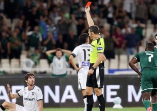 Παναθηναϊκός – ΠΑΟΚ: Με 10 παίκτες από το 15′ ο Δικέφαλος, ο Τεττέη ντρίπλαρε τον Ελουστόντο που τον γκρέμισε και αποβλήθηκε