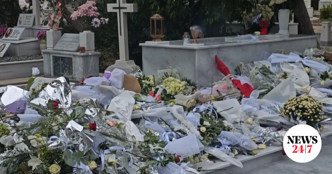 Βουβό προσκύνημα στο Γ’ Νεκροταφείο για τον Μαζωνάκη – “Βουνό” από λουλούδια και σημειώματα