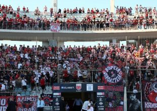 Ολυμπιακός: Πρόστιμο από τη ΔΕΑΒ για τη συμπεριφορά των φιλάθλων του στο ματς με τον Βόλο στο Πανθεσσαλικό