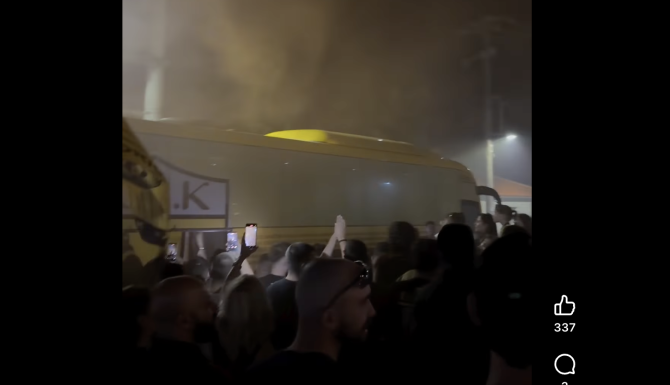 Αποθέωση για την ΑΕΚ κατά την άφιξή της στον Βόλο (VIDEO)