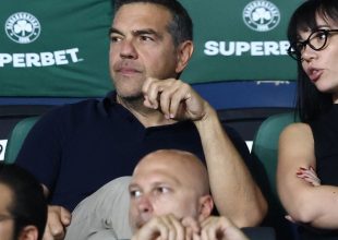 Παναθηναϊκός – ΠΑΟΚ: Ο Τσίπρας στις κερκίδες του ΟΑΚΑ μαζί με τη γυναίκα του Πέλκα, Κυβέλη Μάρδα