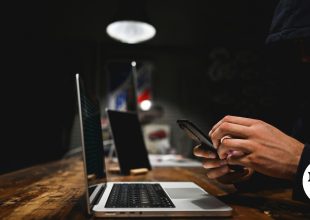 Κλωνοποιούσαν μέσω AI φωνές συγγενών – Η παγίδα με την οπτική ίνα και