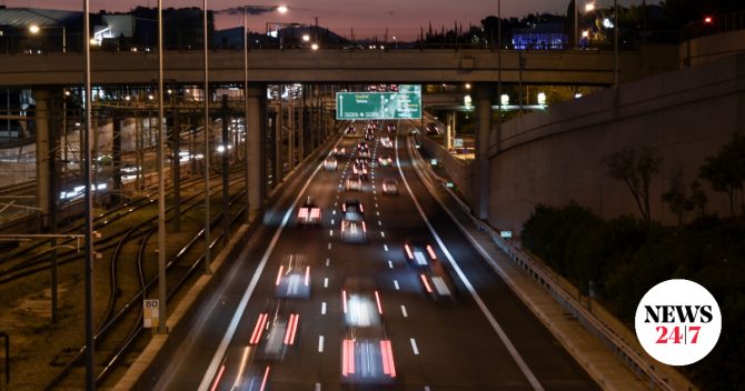 Φωτιά σε αυτοκίνητο στην Αττική Οδό – Καθυστερήσεις στο ρεύμα προς Κατεχάκη