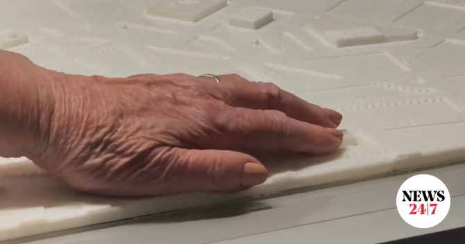 Απτικός χάρτης με γραφή Braille στο Μετρό Συντάγματος