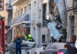 Διαλυμένο τοπίο: Οι πρώτες εικόνες από το σημείο της έκρηξης στην Πλάκα