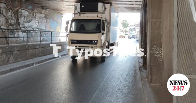 Θεσσαλονίκη: Φορτηγό “φράκαρε” κάτω από γέφυρα στον Περιφερειακό