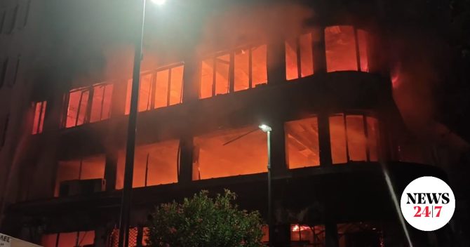 Πειραιάς: Καταστράφηκε ολοσχερώς κτίριο από φωτιά