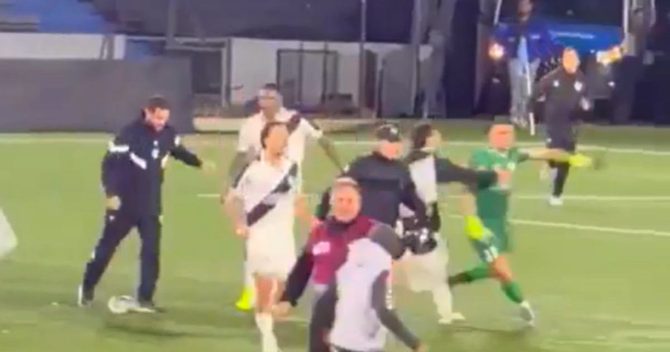 Άγρια σκηνικά στην Ουρουγουάη: Κουκουλοφόροι οπαδοί διέκοψαν αγώνα για να πάρουν στο κυνήγι ποδοσφαιριστές