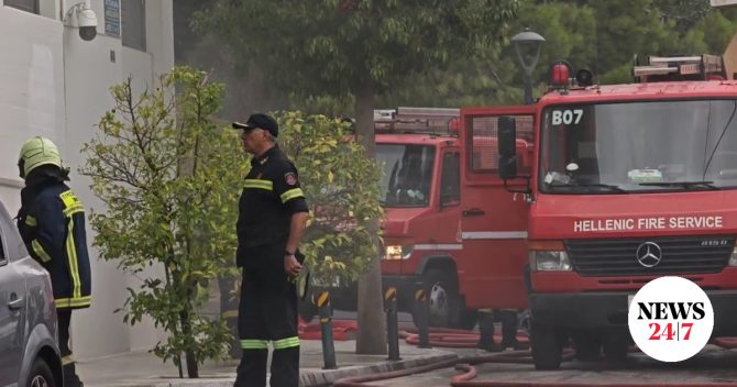 Ακρόπολη: Φωτιά με εκρήξεις σε υβριδικό όχημα μέσα σε πάρκινγκ