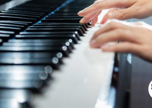 Συγκίνηση: Πιτσιρικάς έπαιξε στο πιάνο του μετρό Συντάγματος το “Ώρες μικρές” του Μαζωνάκη