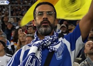 Όμορφη κίνηση του Ηρακλή, έδωσε εισιτήριο διαρκείας σε φίλο της ομάδας που ήταν στο Γερμανία – Ελλάδα με κασκόλ του Γηραιού και τον έδειξε η κάμερα
