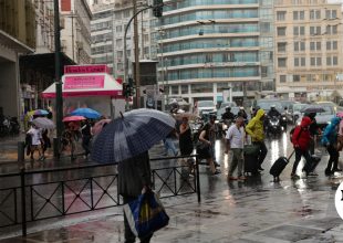 Κακοκαιρία: Ισχυρή καταιγίδα στην Αθήνα – Πτώση δέντρου και διακοπή κυκλοφορίας στα Εξάρχεια