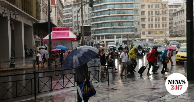 Κακοκαιρία: Ισχυρή καταιγίδα στην Αθήνα – Πτώση δέντρου και διακοπή κυκλοφορίας στα Εξάρχεια