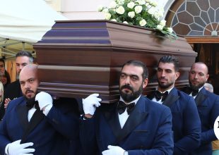 Πλήθος κόσμου στο τελευταίο “αντίο” στον Σούλη Μαρκόπουλο