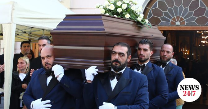 Πλήθος κόσμου στο τελευταίο “αντίο” στον Σούλη Μαρκόπουλο
