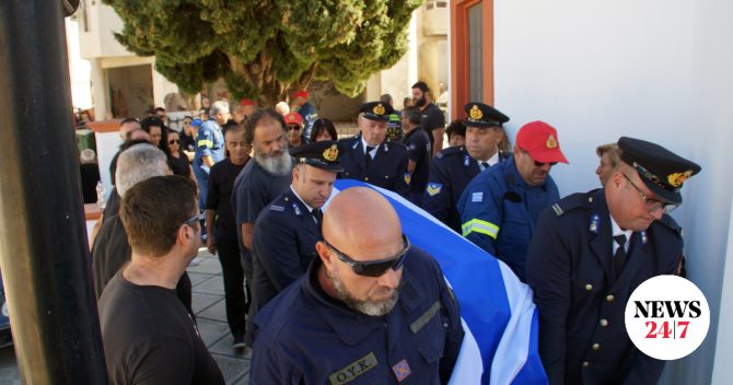Ρόδος: Συγκίνηση στο τελευταίο “αντίο” στον πυροσβέστη που πέθανε σε επιχείρηση διάσωσης