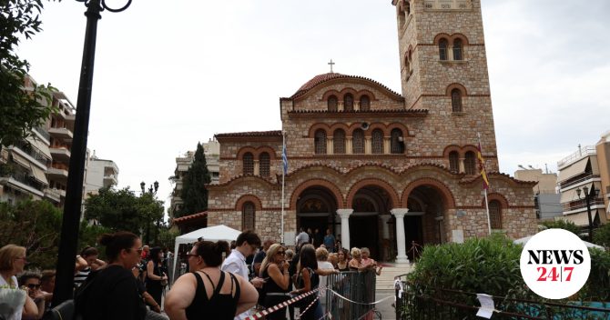 Θάνατος Μαζωνάκη: Πλήθος κόσμου στη Νίκαια για το λαϊκό προσκύνημα στο “παιδί της νύχτας”