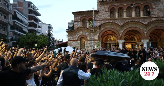 H στιγμή που η σορός του Γιώργου Μαζωνάκη φτάνει στην εκκλησία