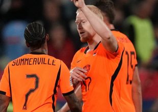 Σερβία – Ολλανδία 1-2: Ο Μέρντικ με δύο γκολ έδωσε την πρώτη νίκη στους “οράνιε”