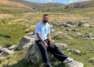 Τραμπζονσπόρ: Ο βράχος όπου φωτογραφήθηκε ο Σαλάχ έγινε αξιοθέατο – Ουρές θαυμαστών για μια φωτογραφία