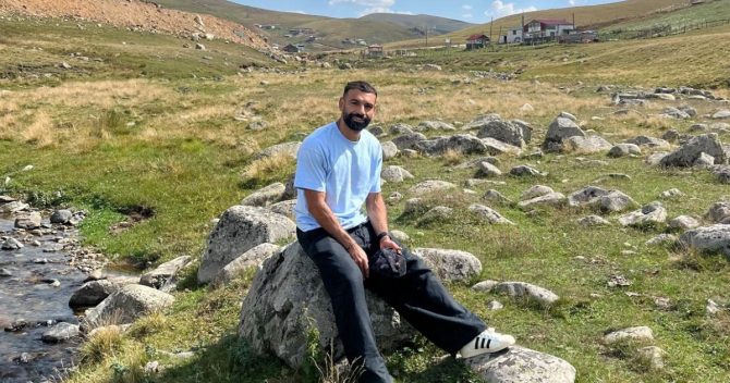Τραμπζονσπόρ: Ο βράχος όπου φωτογραφήθηκε ο Σαλάχ έγινε αξιοθέατο – Ουρές θαυμαστών για μια φωτογραφία