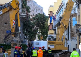 Έκρηξη στην Πλάκα: “Χτενίζουν” τα συντρίμμια για τα αίτια – Ανησυχία για τις φθορές στα γύρω κτίρια