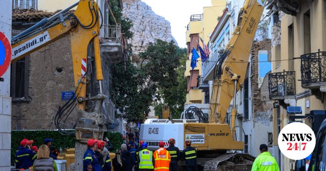 Έκρηξη στην Πλάκα: “Χτενίζουν” τα συντρίμμια για τα αίτια – Ανησυχία για τις φθορές στα γύρω κτίρια