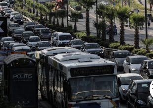 Τροχαίο στην Λ. Ποσειδώνος: Λεωφορείο συγκρούστηκε με φορτηγό
