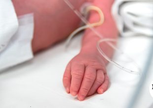 Ηράκλειο: Παραμένει σε κρίσιμη κατάσταση το βρέφος – Θύμα κακοποίησης και η μητέρα από