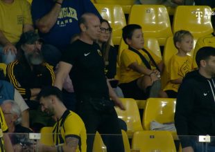 Ο…παράξενος χορευτής στις εξέδρες του γηπέδου της ΑΕΚ (VID)
