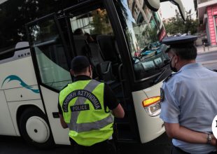 Μενίδι: Πούλμαν του καζίνο βγήκε από την πορεία του και προσέκρουσε σε δέντρο